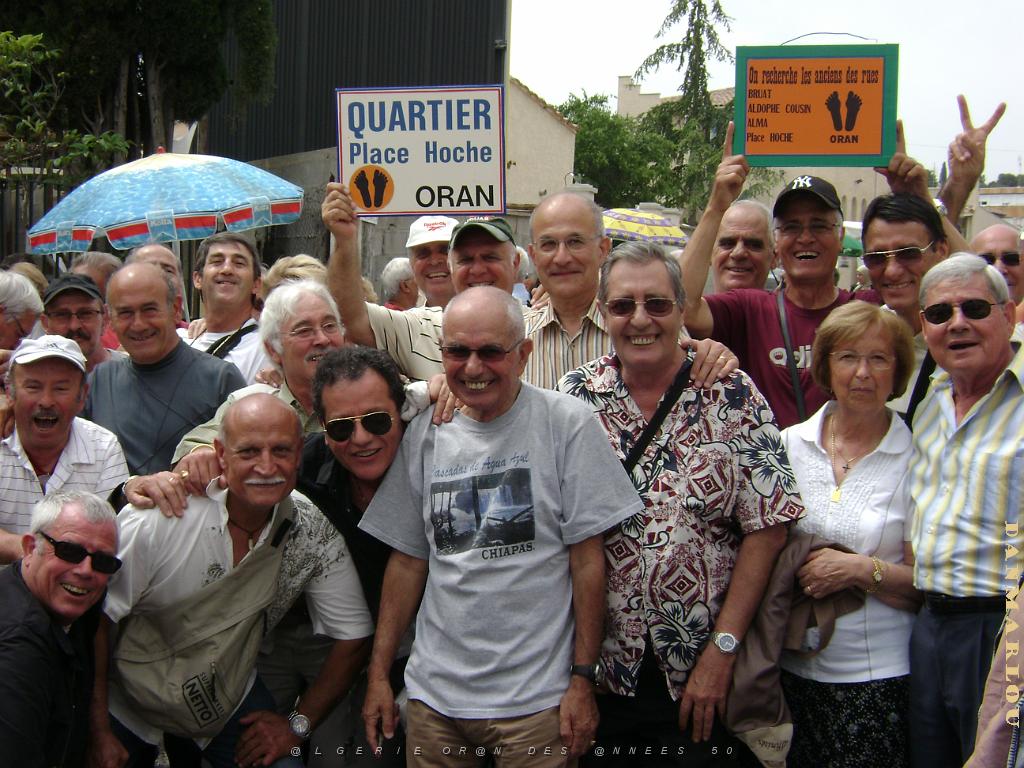NIMES 2012 05 17 GROUPE DE COPAINS DU QUARTIER DE LA PLACE HOCHE.JPG -                                